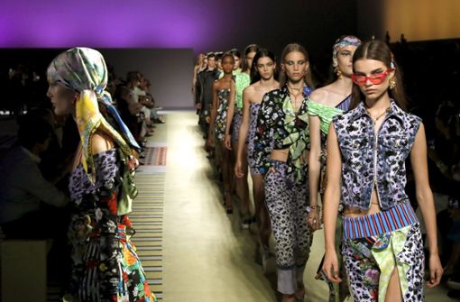 Auf der Mailänder Modewoche zeigt Versace in der vergangenen Woche die Frühjahrskollektion. Foto: AP