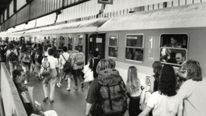 Das Schöne-Wochenende-Ticket füllte 1995 die Bahnsteige – auch in Stuttgart. 40 Prozent der Nutzer waren Neukunden. Foto: Archiv/Kraufmann