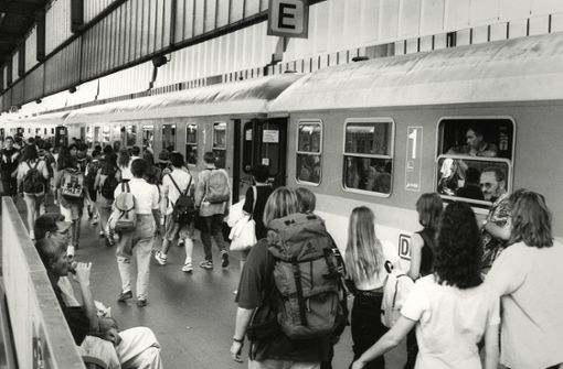 Das Schöne-Wochenende-Ticket füllte 1995 die Bahnsteige – auch in Stuttgart. 40 Prozent der Nutzer waren Neukunden. Foto: Archiv/Kraufmann