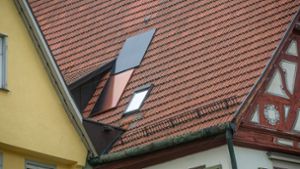 Auf dem historischen Kiehlmeyer-Haus in Esslingen hat der Eigentümer zur Probe Solarzellen angebracht. Der Denkmalschutz hatte das abgelehnt. Foto: Roberto Bulgrin