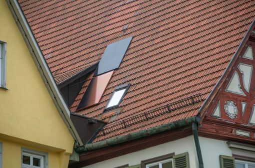 Auf dem historischen Kiehlmeyer-Haus in Esslingen hat der Eigentümer zur Probe Solarzellen angebracht. Der Denkmalschutz hatte das abgelehnt. Foto: Roberto Bulgrin