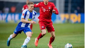 Santiago Ascacibar im Duell mit Bayern-Star Robert Lewandowski. Foto: imago images/photoarena// Thomas Eisenhuth