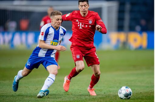 Santiago Ascacibar im Duell mit Bayern-Star Robert Lewandowski. Foto: imago images/photoarena// Thomas Eisenhuth