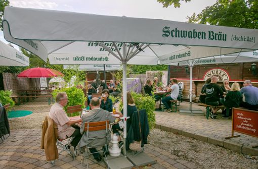 Im Vier Peh in der Flandernstaße 99 in Esslingen können Gäste bei gutem Wetter in den Biergarten sitzen. Foto: Roberto Bulgrin