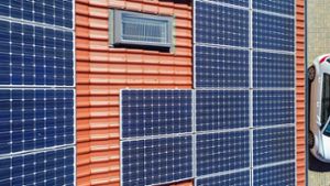 Fotovoltaikanlage auf dem Dach eines Einfamilienhauses Foto: dpa/Patrick Pleul