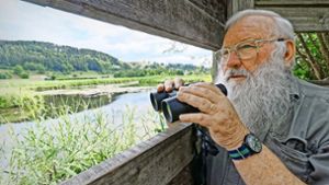 Peter Berthold hält am Heinz-Sielmann-Weiher bei Billafingen Ausschau nach seltenen Vogelarten. Foto: Uli Lancé