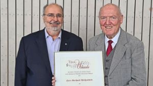 Emilio Diaz (l.) ernennt Gerhard Weißenböck zum Ehrenvorsitzenden. Foto: Blasmusikverband