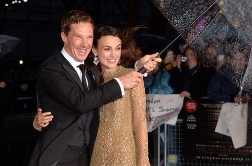 Ganz englischer Gentleman hält Benedict Cumberbatch seiner Kollegin Keira Knightley den Regenschirm. Foto: Getty Images Europe