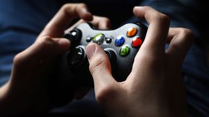 Ein Jugendlicher bedient den Controller einer X-Box. Experten sind besorgt über den teils exzessiven Computerspiel- und Internetgebrauch bei Jugendlichen und jungen Erwachsenen. Foto: dpa