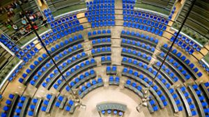 Der Plenarsaal im Berliner Reichstag. Nun wird kräftig umgebaut, um Platz für alle 709 Abgeordneten zu schaffen. Foto: dpa