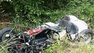 Nur noch ein Haufen Schrott:Der Ronart-Jaguar des 65-jährigen Piloten nach dem mehrfachen Überschlag im Waldstück zwischen Stuttgart-Büsnau und Magstadt                                          Foto: Priel-Böttinger
