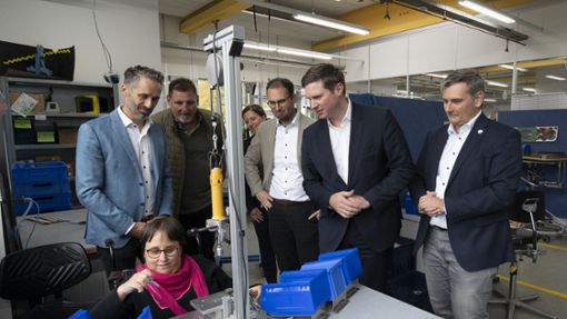 Staatssekretär  Florian Toncar (2. von rechts) lässt sich in der Leonberger Werkstätte für Behinderte die Arbeit erklären. Foto: Jürgen Bach/Jürgen Bach