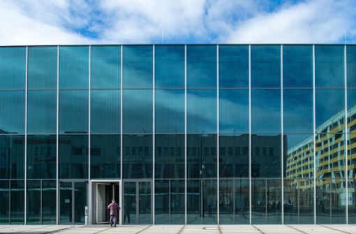 Das Bauhaus Museum Dessau: In der gläsernen Fassade spiegeln sich die Gebäude der Stadt. Foto: dpa/Klaus-Dietmar Gabbert