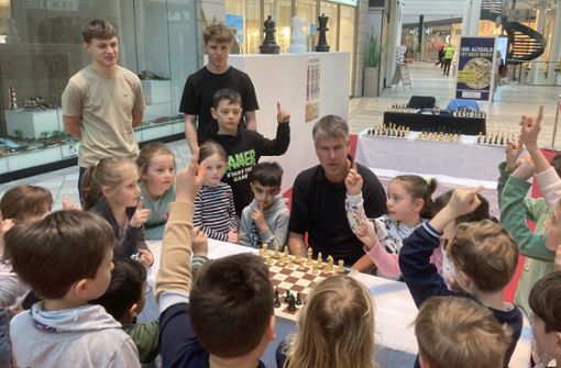 Großmeister Sebastian Siebrecht (Mitte) bringt  Sindelfinger Grundschulkindern im Stern-Center das Schachspielen bei. Foto: Langner