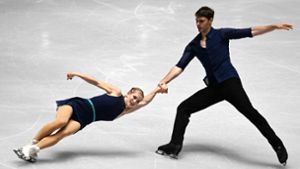 Nolan Seegert (rechts) tanzt auf dem Eis mit Minerva Fabienne Hase. (Archivbild) Foto: AFP/CHARLY TRIBALLEAU