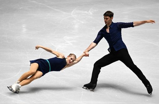Nolan Seegert (rechts) tanzt auf dem Eis mit Minerva Fabienne Hase. (Archivbild) Foto: AFP/CHARLY TRIBALLEAU