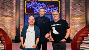 Moderator Kai Pflaume (Mitte), Komiker Bernhard Hoëcker (links) und Entertainer Elton (rechts). Foto: obs/Morris Mac Matzen