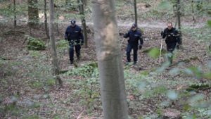 Polizisten durchsuchen ein Waldstück bei Heidelberg nach der Vermissten. Foto: Pr-Video