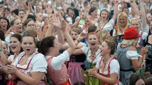 2865 Dirndl-Trägerinnen waren in Bad Schussenried zusammengekommen, um den Weltrekord zu holen. Nun muss die Zahl noch vom Guinness-Buch anerkannt werden. Foto: dpa