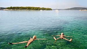 Urlauberinnen lassen es sich in der Adria gut gehen. Derzeit ist das Wasser an manchen Stellen bis zu 30 Grad warm. Foto: imago//Alenmax