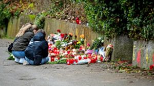 Drei Mädchen trauern am Tatort des Messerangriffs. Foto: dpa/Christoph Schmidt