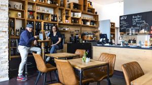Thomas und Sonja Herrmann in ihrem Café, das sie  Mitte Januar eröffnet haben. Gleich nebenan befindet sich ihre Rösterei. Foto: Frank Eppler