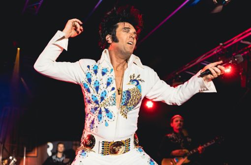 Nils Strassburg in seinem Element: Als „Elvis“ kehrt er in die Stadthalle zurück. Foto: Stefanie Schlecht