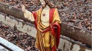Der Besitzer dieser Jesus-Figur wird gesucht. Sie wurde auf einer Parkbank in Urbach gefunden. Foto: dpa/Polizei
