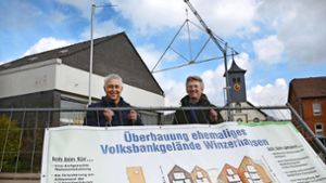 Reiner Stark und Michael Boltz (rechts) haben am Samstag mit einem Kran die Höhe des Gebäudes simuliert, das ihres Wissens entstehen soll. Foto: Ralf Poller/avanti