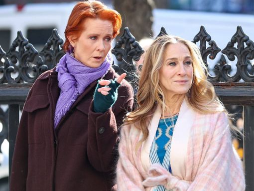 Cynthia Nixon (l.) und Sarah Jessica Parker beim Dreh von And Just Like That... in New York. Foto: imago/Cover-Images