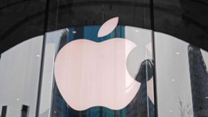 Logo von Apple: Schlechtere iPhone-Verkäufe haben den Umsatz von Apple im vergangenen Quartal gedrückt (Archivfoto). Foto: IMAGO/NurPhoto/IMAGO/CFOTO