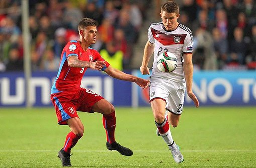 Der tschechische U21-Nationalspieler Jan Kliment (links) wird künftig für den VfB Stuttgart spielen. Foto: dpa