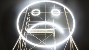 Die Lichtinstallation des Künstlertrios Julius von Bismarck, Benjamin Maus und Richard Wilhelmer verrät, wie gerade die Stimmung auf dem Stuttgarter Flughaften ist. Foto: Felix Rundel