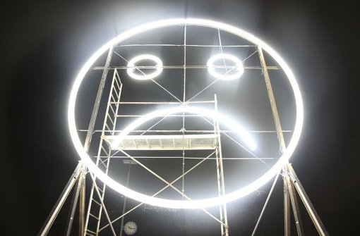 Die Lichtinstallation des Künstlertrios Julius von Bismarck, Benjamin Maus und Richard Wilhelmer verrät, wie gerade die Stimmung auf dem Stuttgarter Flughaften ist. Foto: Felix Rundel