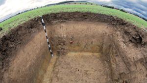 Das  Foto zeigt das Profil (Tiefe des Aushubs 1,50 Meter) eines Bodens aus Löss. Die Aufnahme ist in der Calenberger Börde in Holtensen bei Hannover entstanden. Foto: Moews/BGR/dpa/Moews