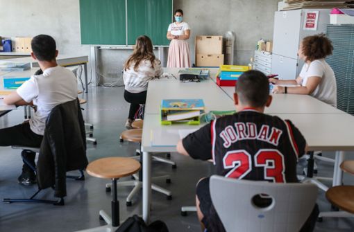 Nicht nur Schüler, auch die Lehrer in Baden-Württemberg müssen Masken tragen – wenn auch nicht beim Unterricht. (Symbolfoto) Foto: dpa/Christoph Schmidt