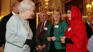 Queen Elizabeth II. war sichtlich beeindruckt von der Stärke der 16-jährigen Pakistanerin Malala, die von einem Talibankämpfer in den Kopf geschossen wurde. Foto: Getty Images Europe