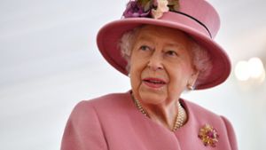 Zu den vom französischen Radiosender RFI irrtümlich für tot erklärten – aber noch lebenden Persönlichkeiten gehören unter anderem: Königin Elisabeth II. von Großbritannien (94) . . . Foto: Ben Stansall/PA Wire/dpa