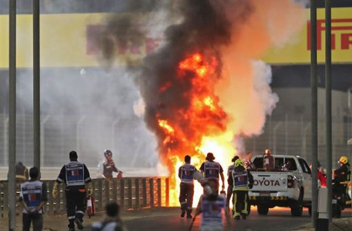 Der Wagen von Romain Grosjean ging sofort in Flammen auf. Foto: AFP