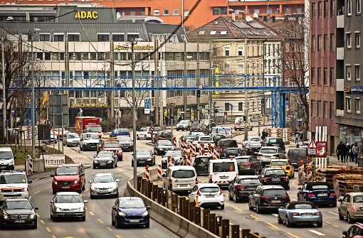 Die Verkehrsmenge am Neckartor müsste laut Gerichtsvergleich im nächsten Jahr an Feinstaub-Alarmtagen um 20 Prozent sinken. Foto: Lichtgut/Max Kovalenko