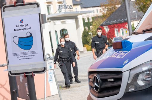 Die Polizei warnt eindringlich vor den Telefonbetrügern. (Symbolbild) Foto: dpa/Peter Kneffel