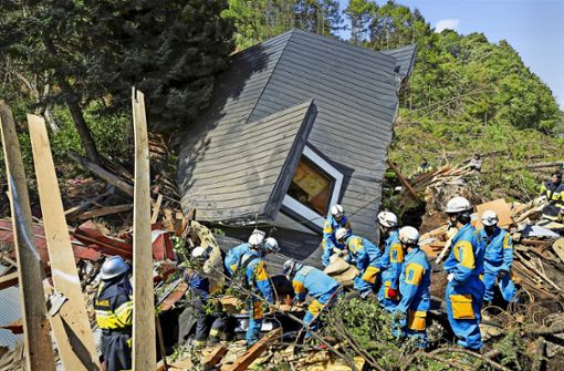 Rettungskräfte suchen auf der  Insel Hokkaido nach Verschütteten Foto: dpa