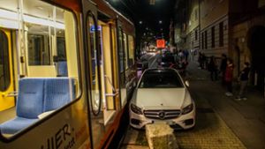 Ein 42-Jähriger hatte seinen Mercedes zu dicht an die Gleise geparkt. Foto: 7aktuell.de/Andreas Werner
