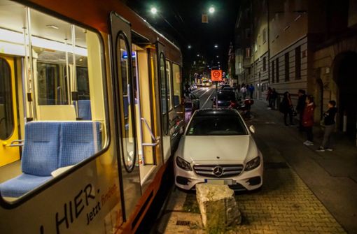 Ein 42-Jähriger hatte seinen Mercedes zu dicht an die Gleise geparkt. Foto: 7aktuell.de/Andreas Werner