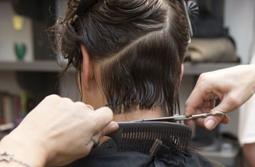 Klatsch und Tratsch gehört für viele zum Friseurbesuch wie der neue Haarschnitt (Symbolbild). Foto: dpa