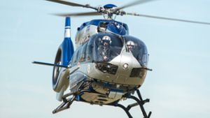 Ein Hubschrauber war bei der Fahndung im Einsatz. Foto: dpa/Wolfram Kastl