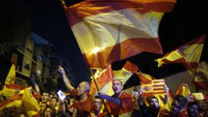 Katalanen schwenken ihre Flaggen und fordern Unabhängigkeit von Spaniens Regierung. Foto: AP