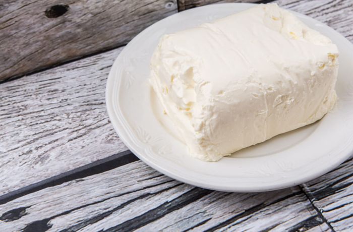 In amerikanischen Rezepten ist Cream Cheese eine beliebte Zutat. Gemeint ist ein Frischkäse der einen höheren Fettanteil als der deutsche hat. Mehr dazu hier.