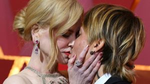 Nicole Kidman herzt ihren Mann Keith Urban bei der diesjährigen Verleihung der Oscars Foto: AFP