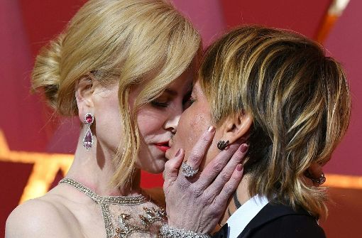 Nicole Kidman herzt ihren Mann Keith Urban bei der diesjährigen Verleihung der Oscars Foto: AFP